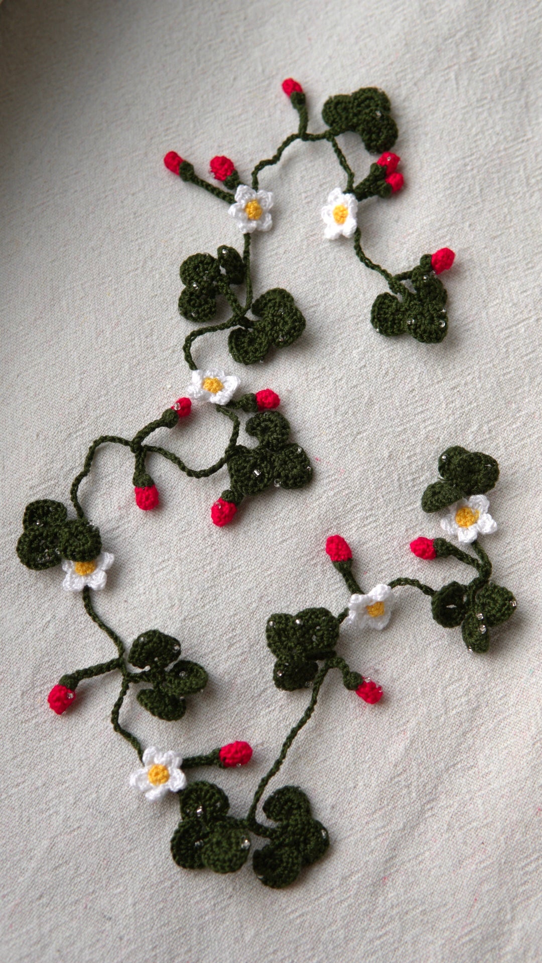 Video tutorial 🍓Strawberry vines with beads🍃