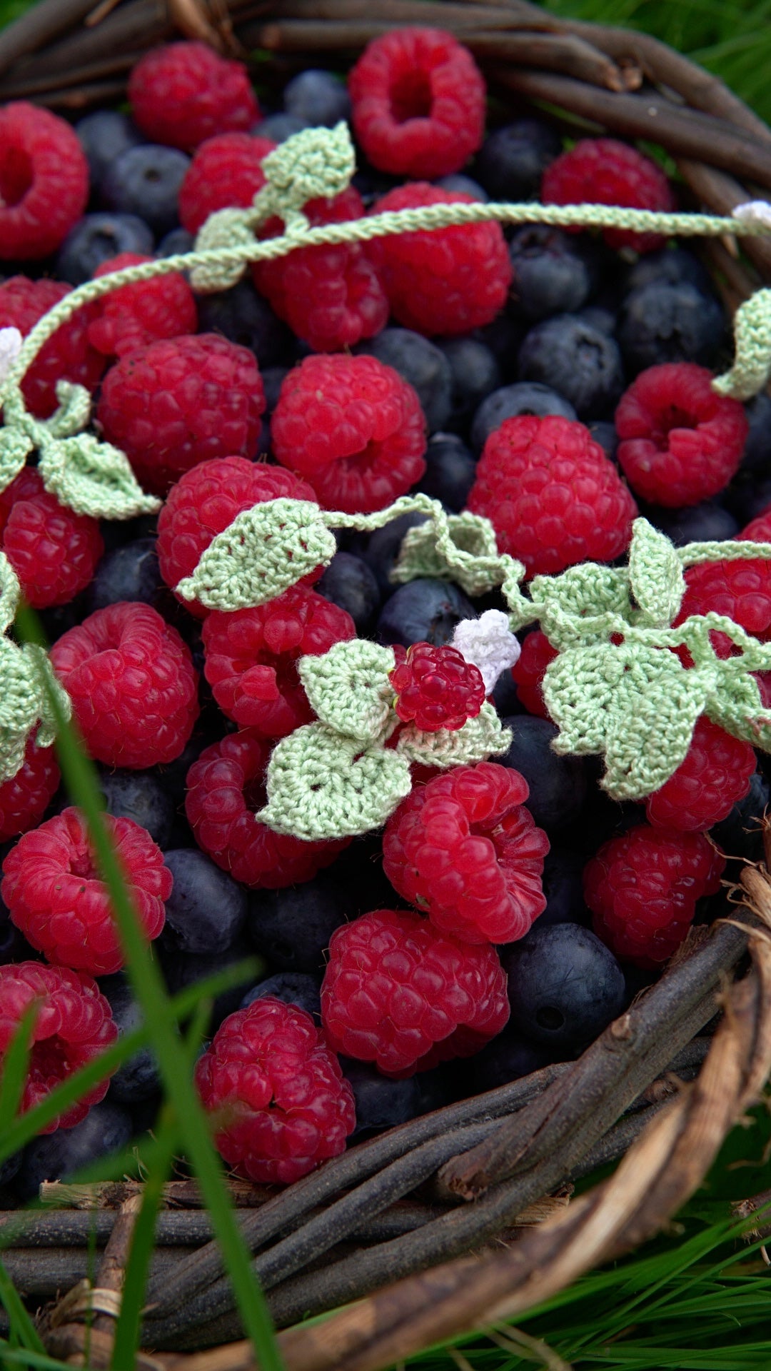 Video tutorial - 🫐How to crochet a crown with berries? 🍃