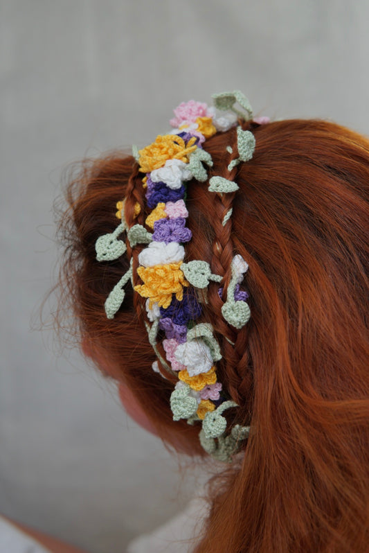 Video tutorial 🐝“How to crochet a flower crown with vines?”🌿