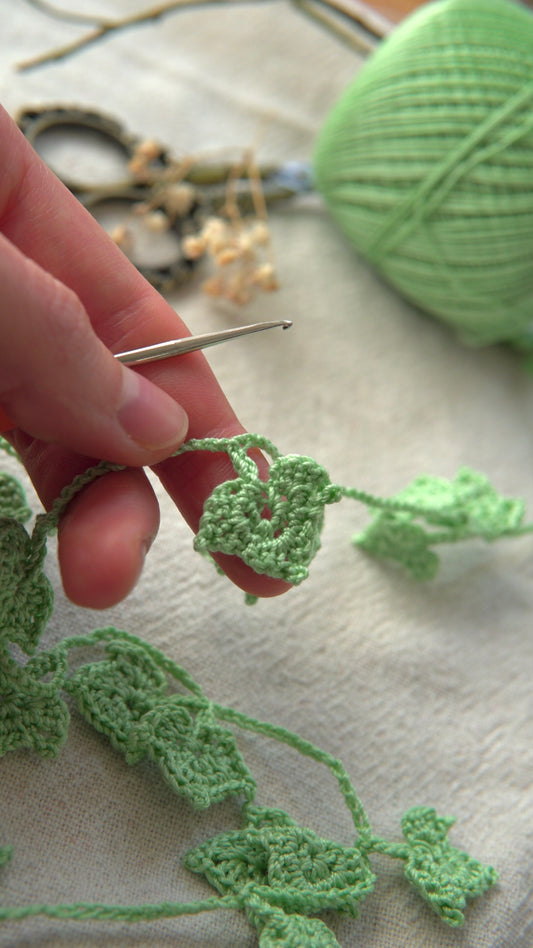 Video tutorial 🍁🍃”How to crochet ivy/maple vine with leaves”🍃